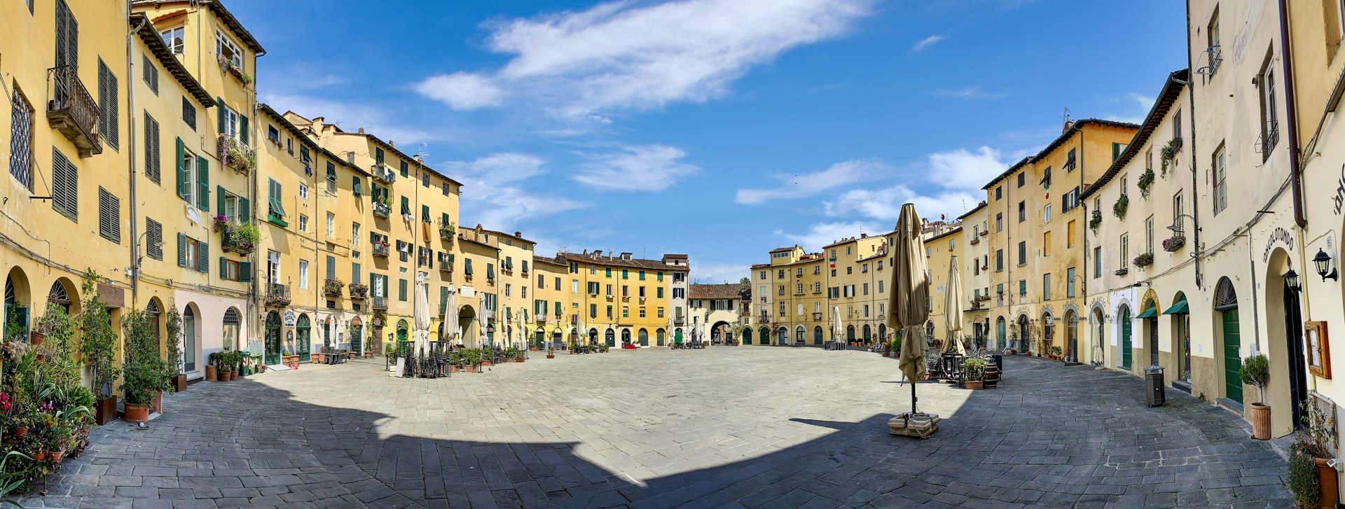 Lucca - piazza Anfiteatro panorama2